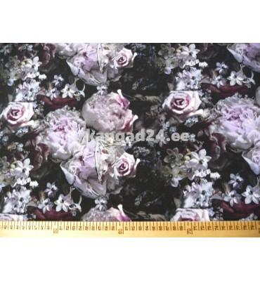 Mustriline trikotaaž roosid ja valged õied